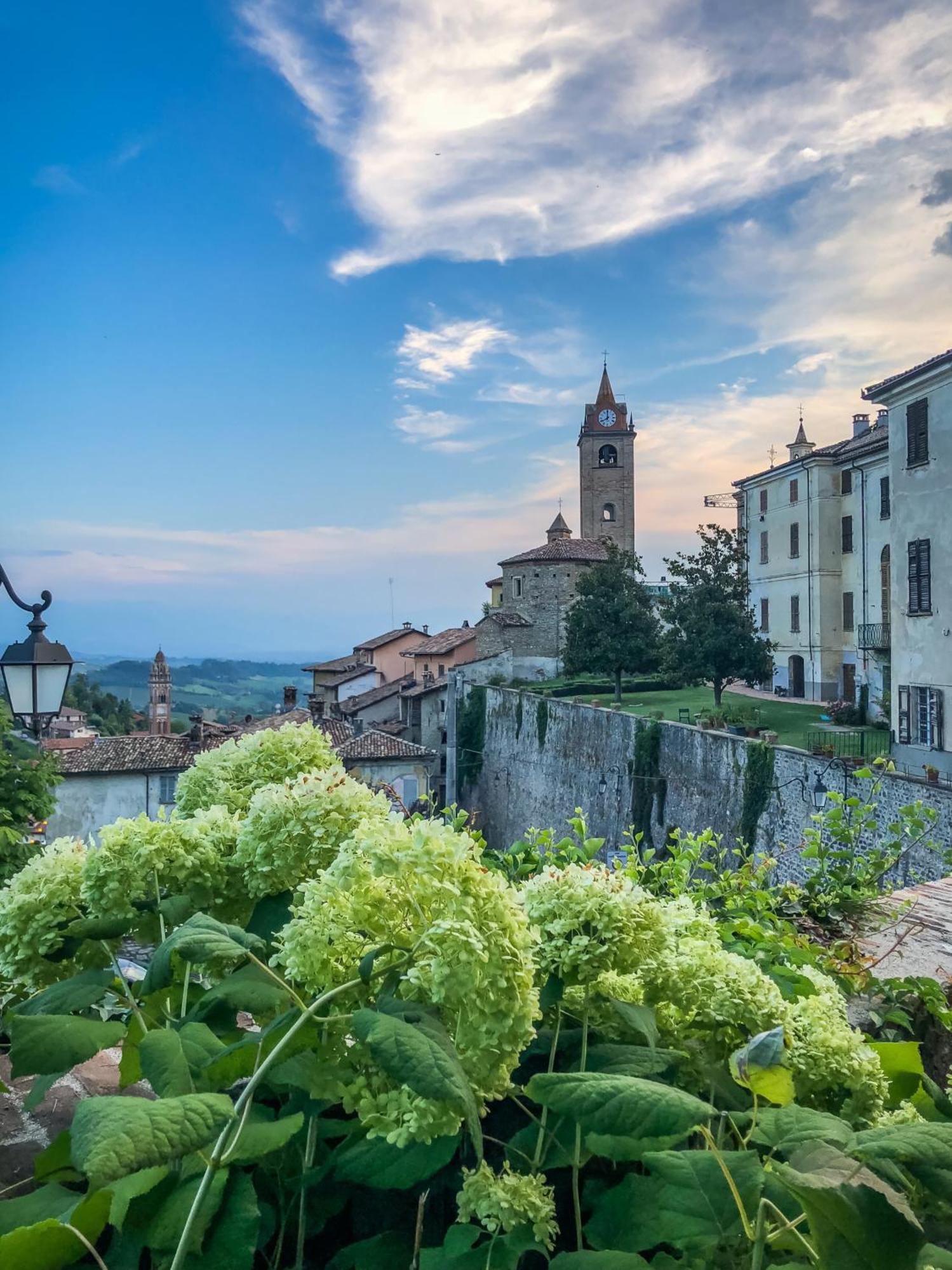 Hotel Villa Beccaris Monforte dʼAlba Exterior foto